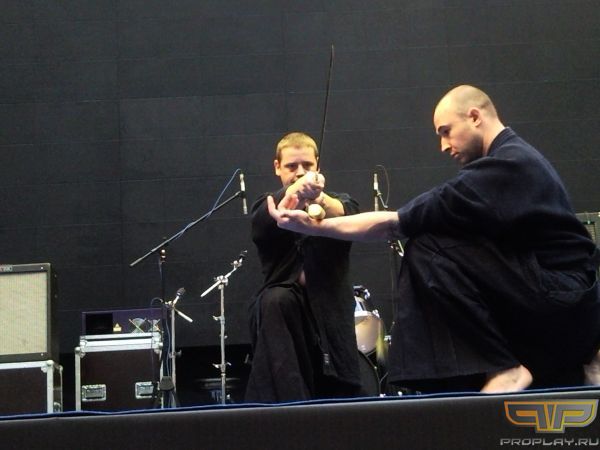 ����� ����